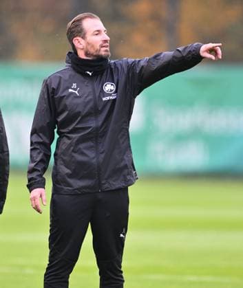 13.11.2024 - Fussball - 2. Bundesliga - Saison 2024 2025 - SpVgg Greuther Fürth Fuerth ( Kleeblatt ) - Training - - xwoxzix - Jan Siewert ( Trainer SpVgg Greuther Fürth ) zeigt deutet