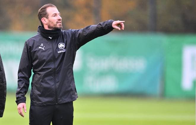 13.11.2024 - Fussball - 2. Bundesliga - Saison 2024 2025 - SpVgg Greuther Fürth Fuerth ( Kleeblatt ) - Training - - xwoxzix - Jan Siewert ( Trainer SpVgg Greuther Fürth ) zeigt deutet