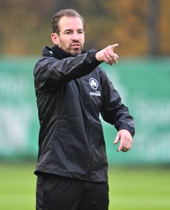 13.11.2024 - Fussball - 2. Bundesliga - Saison 2024 2025 - SpVgg Greuther Fürth Fuerth ( Kleeblatt ) - Training - - xwoxzix - Jan Siewert ( Trainer SpVgg Greuther Fürth ) zeigt deutet