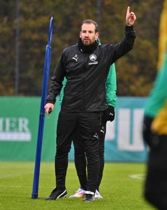 13.11.2024 - Fussball - 2. Bundesliga - Saison 2024 2025 - SpVgg Greuther Fürth Fuerth ( Kleeblatt ) - Training - - xwoxzix - Jan Siewert ( Trainer SpVgg Greuther Fürth ) zeigt deutet nach oben
