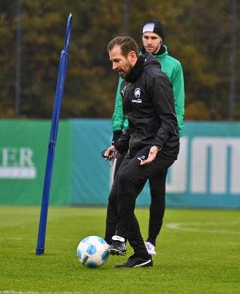 13.11.2024 - Fussball - 2. Bundesliga - Saison 2024 2025 - SpVgg Greuther Fürth Fuerth ( Kleeblatt ) - Training - - xwoxzix - Jan Siewert ( Trainer SpVgg Greuther Fürth ) vor Branimir Hrgota (10, SpVgg Greuther Fürth )