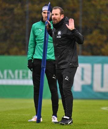 13.11.2024 - Fussball - 2. Bundesliga - Saison 2024 2025 - SpVgg Greuther Fürth Fuerth ( Kleeblatt ) - Training - - xwoxzix - Branimir Hrgota (10, SpVgg Greuther Fürth ) Jan Siewert ( Trainer SpVgg Greuther Fürth )