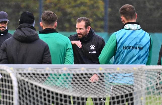 13.11.2024 - Fussball - 2. Bundesliga - Saison 2024 2025 - SpVgg Greuther Fürth Fuerth ( Kleeblatt ) - Training - - xwoxzix - Jan Siewert ( Trainer SpVgg Greuther Fürth ) sprih zu Mannschaft Team
