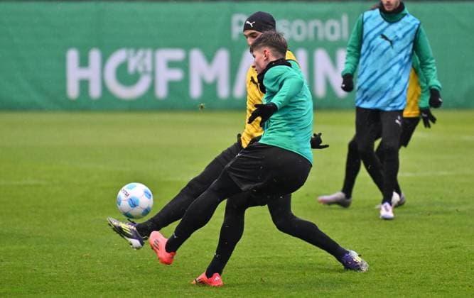 13.11.2024 - Fussball - 2. Bundesliga - Saison 2024 2025 - SpVgg Greuther Fürth Fuerth ( Kleeblatt ) - Training - - xwoxzix - Matti Wagner (19, SpVgg Greuther Fürth ) vor Oualid Mhamdi (3, SpVgg Greuther Fürth )