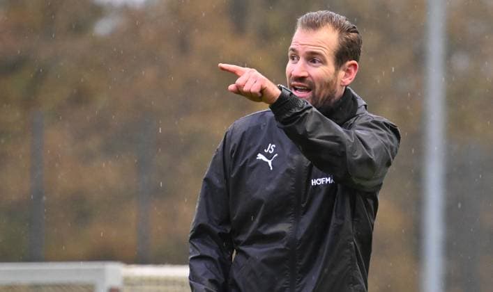 13.11.2024 - Fussball - 2. Bundesliga - Saison 2024 2025 - SpVgg Greuther Fürth Fuerth ( Kleeblatt ) - Training - - xwoxzix - Jan Siewert ( Trainer SpVgg Greuther Fürth ) zeigt deutet
