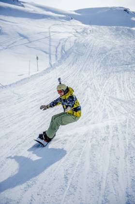 Snowboarder riding at French Alps mountain slopes Snowboarder riding at French Alps mountain slopes. Val-d Isere, France (License=RF) 10299361 ,model released, Symbolfoto Copyright: xZoonar.com NikolaixOkhitinx 10299361 ,model released, Symbolfoto ,property released