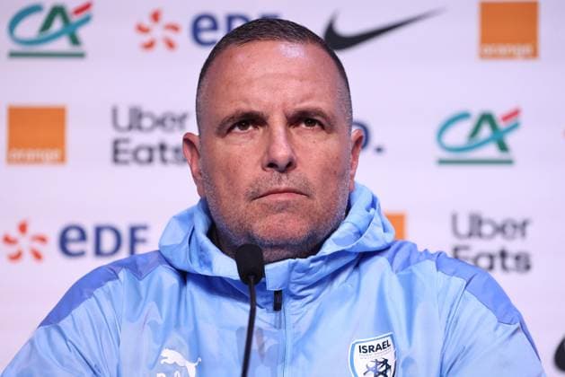 Conférences et entrainements France-Israël PHOTOPQR LE PARISIEN Fred Dugit ; Paris ; 13 11 2024 ; Sports Saint-Denis (93), le 13 11 2024 Conférence de presse de l entraineur de l équipe d Israel de football Ran Ben Shimon à la veille du match France-Israël en Ligue des nations sous haute protection policière. Photo LP Fred Dugit - Saint-Denis (93), 11 13 2024 press conference, PK, Pressekonferenz by the coach of the Israeli football team Ran Ben Shimon on the eve of the France-Israel match