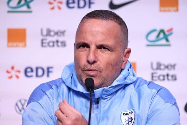 Conférences et entrainements France-Israël PHOTOPQR LE PARISIEN Fred Dugit ; Paris ; 13 11 2024 ; Sports Saint-Denis (93), le 13 11 2024 Conférence de presse de l entraineur de l équipe d Israel de football Ran Ben Shimon à la veille du match France-Israël en Ligue des nations sous haute protection policière. Photo LP Fred Dugit - Saint-Denis (93), 11 13 2024 press conference, PK, Pressekonferenz by the coach of the Israeli football team Ran Ben Shimon on the eve of the France-Israel match