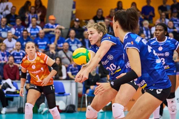 Annahme von Jolien Knollema (MTV Stuttgart, 10) GER, MTV Stuttgart - Savino Del Bene SCANDICCI, Volleyball Frauen, Championsleague, Pool E, 4th Round, CLW 61, 13.11.24 GER, MTV Stuttgart - Savino Del Bene SCANDICCI, Volleyball Frauen, Championsleague, Pool E, 4th Round, CLW 61, 13.11.24 Stuttgart