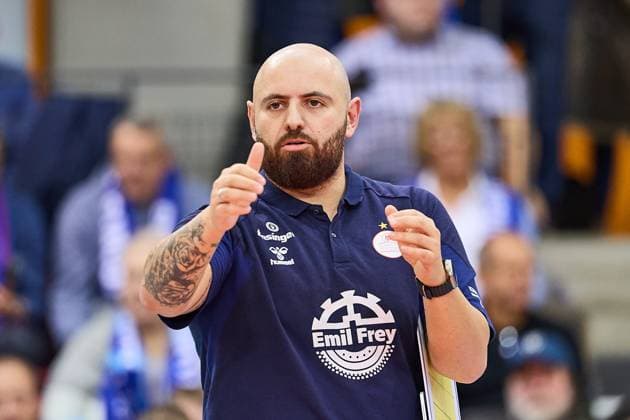 Konstantin Bitter ((MTV Stuttgart, Cheftrainer) lobt mit erhobenem Daumen GER, MTV Stuttgart - Savino Del Bene SCANDICCI, Volleyball Frauen, Championsleague, Pool E, 4th Round, CLW 61, 13.11.24 GER, MTV Stuttgart - Savino Del Bene SCANDICCI, Volleyball Frauen, Championsleague, Pool E, 4th Round, CLW 61, 13.11.24 Stuttgart