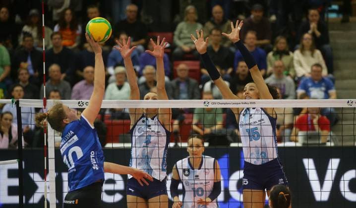 Stuttgart , Volleyball CEV Champions League , Allianz MTV Stuttgart vs. Savino Del Bene Scandicci , von links: Jolien Knollema ( Stgt ) Britt Herbots Ana Carolina da Silva ( Scandicci )