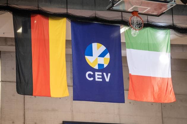 Feature: CEV-Fahne mit Deutschland- und Italienflagge an der Hallendecke GER, Allianz MTV Stuttgart vs. Savino Del Bene Scandicci, Volleyball, CEV Volleyball Champions League, VCL, Hauptsrunde, Spielzeit 2024 2025, 13.11.2024 GER, Allianz MTV Stuttgart vs. Savino Del Bene Scandicci, Volleyball, CEV Volleyball Champions League, VCL, Hauptsrunde, Spielzeit 2024 2025, 13.11.2024 Stuttgart Copyright: xSandyxDinkelackerx EP_SDR