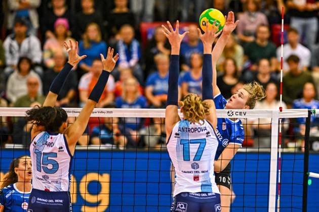 CL Allianz MTV Stuttgart - Savino Del Bene Scandicci 13.11.2024 Champions League, Volleyball, Damen, Saison 2024 25, Allianz MTV Stuttgart (in Blau) vs Savino Del Bene Scandicci (ITA, in Weiss), Jolien Knollema im Angriff gegen 17 Ekaterina Antropova, 15 Ana Carolina Da Silva, Copyright: xBEAUTIFULxSPORTS TomxBlochx