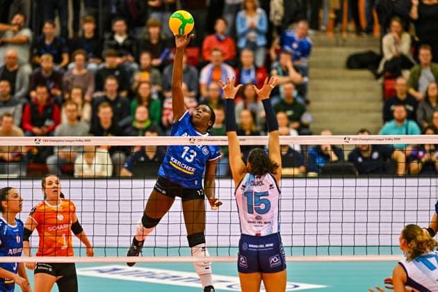 CL Allianz MTV Stuttgart - Savino Del Bene Scandicci 13.11.2024 Champions League, Volleyball, Damen, Saison 2024 25, Allianz MTV Stuttgart (in Blau) vs Savino Del Bene Scandicci (ITA, in Weiss), Krystal Rivers im Angriff gegen Ana Carolina Da Silva, Copyright: xBEAUTIFULxSPORTS TomxBlochx