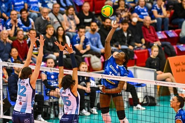 CL Allianz MTV Stuttgart - Savino Del Bene Scandicci 13.11.2024 Champions League, Volleyball, Damen, Saison 2024 25, Allianz MTV Stuttgart (in Blau) vs Savino Del Bene Scandicci (ITA, in Weiss), Krystal Rivers im Angriff gegen 12 Kara Bajema, und 15 Ana Carolina Da Silva, Copyright: xBEAUTIFULxSPORTS TomxBlochx
