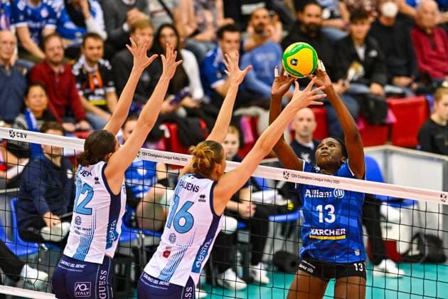CL Allianz MTV Stuttgart - Savino Del Bene Scandicci 13.11.2024 Champions League, Volleyball, Damen, Saison 2024 25, Allianz MTV Stuttgart (in Blau) vs Savino Del Bene Scandicci (ITA, in Weiss), 13 Krystal Rivers gegen 12 Kara Bajema und 16 Indy Baijens, Copyright: xBEAUTIFULxSPORTS TomxBlochx