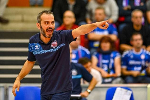 CL Allianz MTV Stuttgart - Savino Del Bene Scandicci 13.11.2024 Champions League, Volleyball, Damen, Saison 2024 25, Allianz MTV Stuttgart (in Blau) vs Savino Del Bene Scandicci (ITA, in Weiss), Scandicci-Trainer Marco Gaspari Copyright: xBEAUTIFULxSPORTS TomxBlochx