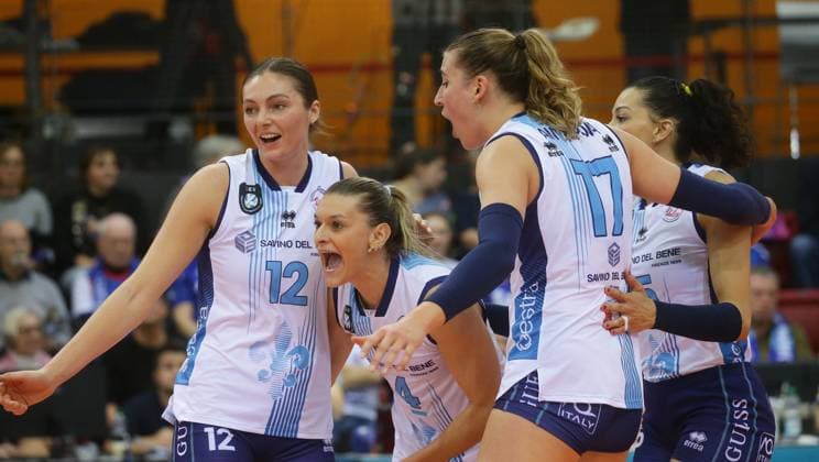 Stuttgart , Volleyball CEV Champions League , Allianz MTV Stuttgart vs. Savino Del Bene Scandicci , von links: Kara Bajema Britt Herbot Ekaterina Antropova ( Scandicci )
