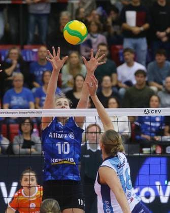 Stuttgart , Volleyball CEV Champions League , Allianz MTV Stuttgart vs. Savino Del Bene Scandicci , von links: Jolien Knollema ( Stgt ) 7 Indy Baijens ( Scandicci )