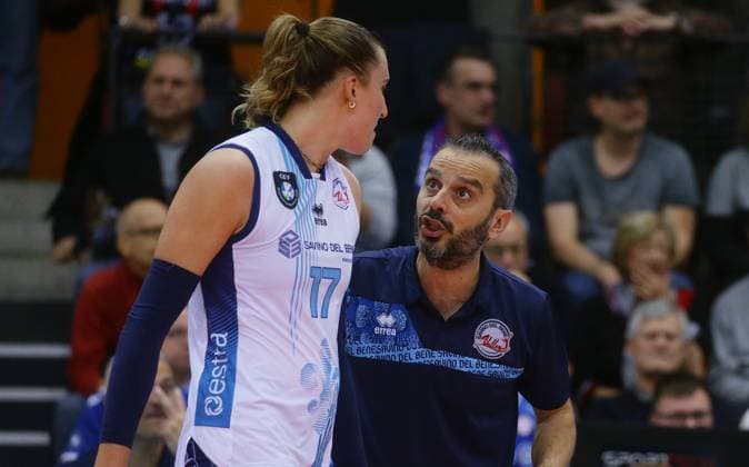 Stuttgart , Volleyball CEV Champions League , Allianz MTV Stuttgart vs. Savino Del Bene Scandicci , von links: Ekaterina Antropova Trainer Marco Gaspari ( Scandicci )