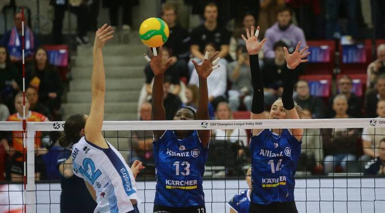 Stuttgart , Volleyball CEV Champions League , Allianz MTV Stuttgart vs. Savino Del Bene Scandicci , von links: Kara Bajema ( Scandicci ) Krystal Rivers