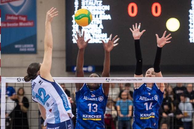Kara Bajema (Scandicci, 12) vs. Stuttgarter Block aus Krystal Rivers (Allianz MTV Stuttgart, 13) und Kelsey Veltmann (Allianz MTV Stuttgart, 14) fGER, Allianz MTV Stuttgart vs. Savino Del Bene Scandicci, Volleyball, CEV Volleyball Champions League, VCL, Hauptsrunde, Spielzeit 2024 2025, 13.11.2024 GER, Allianz MTV Stuttgart vs. Savino Del Bene Scandicci, Volleyball, CEV Volleyball Champions League, VCL, Hauptsrunde, Spielzeit 2024 2025, 13.11.2024 Stuttgart Copyright: xSandyxDinkelackerx EP_SDR