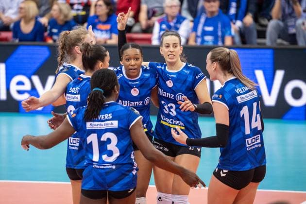 Breland Morrissette (Allianz MTV Stuttgart, 02) und Maria Segura Palleres (Allianz MTV Stuttgart, 33), Mitte und Team - kritische Blicke nach Entscheidung des Unparteiischen GER, Allianz MTV Stuttgart vs. Savino Del Bene Scandicci, Volleyball, CEV Volleyball Champions League, VCL, Hauptsrunde, Spielzeit 2024 2025, 13.11.2024 GER, Allianz MTV Stuttgart vs. Savino Del Bene Scandicci, Volleyball, CEV Volleyball Champions League, VCL, Hauptsrunde, Spielzeit 2024 2025, 13.11.2024 Stuttgart Copyright: xSandyxDinkelackerx EP_SDR