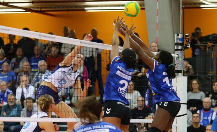 Stuttgart , Volleyball CEV Champions League , Allianz MTV Stuttgart vs. Savino Del Bene Scandicci , von links: Kara Bajema ( Scandicci ) Breland Morrissette Krystal Rivers ( Stgt )