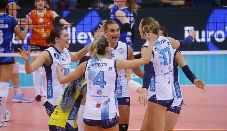 Stuttgart , Volleyball CEV Champions League , Allianz MTV Stuttgart vs. Savino Del Bene Scandicci , Jubel Scandicci , mitte: Indy Baijens
