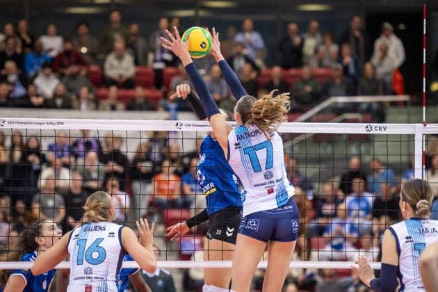 Ekaterina Antropova (Scandicci, 17) vs. Maria Segura Palleres (Allianz MTV Stuttgart, 33) GER, Allianz MTV Stuttgart vs. Savino Del Bene Scandicci, Volleyball, CEV Volleyball Champions League, VCL, Hauptsrunde, Spielzeit 2024 2025, 13.11.2024 GER, Allianz MTV Stuttgart vs. Savino Del Bene Scandicci, Volleyball, CEV Volleyball Champions League, VCL, Hauptsrunde, Spielzeit 2024 2025, 13.11.2024 Stuttgart Copyright: xSandyxDinkelackerx EP_SDR