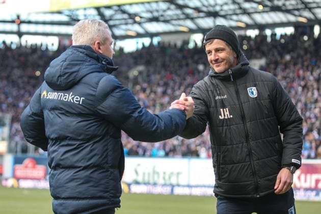 24.02.2018 - 3.Liga 2017 18: FC Hansa Rostock vs. 1. FC Magdeburg - links Trainer Pavel Dotchev (Rostock) klatscht mit Trainer Jens Härtel Haertel (Magdeburg) ab Andy Buenning Rostock Ostseestadion Mecklenburg-Vorpommern Deutschland