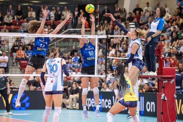 Ekaterina Antropova (Scandicci, 17) vs. Stuttgarter Lucia Varela Gomez (Allianz MTV Stuttgart, 12) und Jolien Knollema (Allianz MTV Stuttgart, 10) GER, Allianz MTV Stuttgart vs. Savino Del Bene Scandicci, Volleyball, CEV Volleyball Champions League, VCL, Hauptsrunde, Spielzeit 2024 2025, 13.11.2024 GER, Allianz MTV Stuttgart vs. Savino Del Bene Scandicci, Volleyball, CEV Volleyball Champions League, VCL, Hauptsrunde, Spielzeit 2024 2025, 13.11.2024 Stuttgart Copyright: xSandyxDinkelackerx EP_SDR