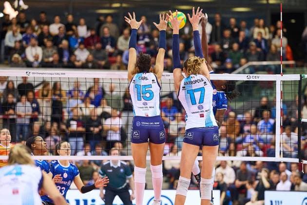 Erfolgreicher Doppelblock von Ana Carolina (Savino Del Bene SCANDICCI, 15) und Ekatarina Antropov (Savino Del Bene SCANDICCI, 17) gegen Krystal Rivers (MTV Stuttgart, 13) GER, MTV Stuttgart - Savino Del Bene SCANDICCI, Volleyball Frauen, Championsleague, Pool E, 4th Round, CLW 61, 13.11.24 GER, MTV Stuttgart - Savino Del Bene SCANDICCI, Volleyball Frauen, Championsleague, Pool E, 4th Round, CLW 61, 13.11.24 Stuttgart