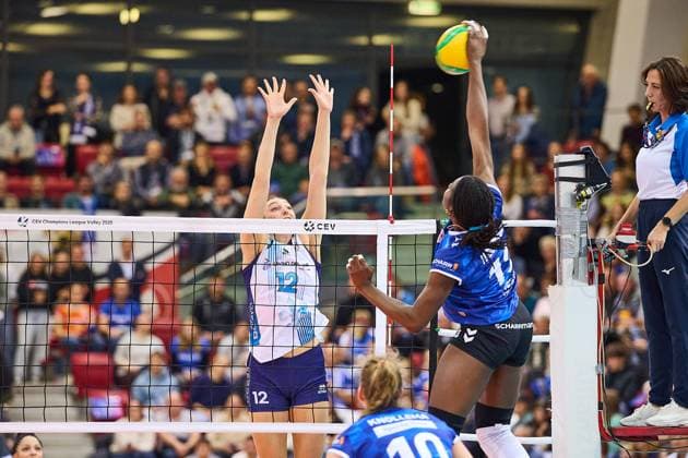 Angriff von Krystal Rivers (MTV Stuttgart, 13) gegen den Einerblock von Kara Bajema (Savino Del Bene SCANDICCI, 12) GER, MTV Stuttgart - Savino Del Bene SCANDICCI, Volleyball Frauen, Championsleague, Pool E, 4th Round, CLW 61, 13.11.24 GER, MTV Stuttgart - Savino Del Bene SCANDICCI, Volleyball Frauen, Championsleague, Pool E, 4th Round, CLW 61, 13.11.24 Stuttgart