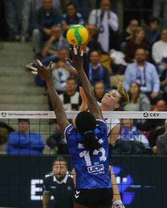 Stuttgart , Volleyball CEV Champions League , Allianz MTV Stuttgart vs. Savino Del Bene Scandicci , von hinten : Ekaterina Antropva ( ( Scandicci ) Krystal Rivers ( Stgt )