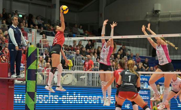 13.11.2024, Dresdens Stamatia Kyparissi schmettert, Volleyball, CEV-Cup, Europapokal, Dresdner SC - Vandoeuvre Nancy VB, (c) Dresden Deutschland