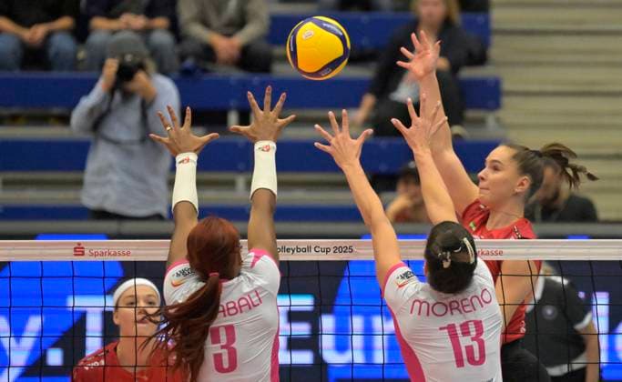 Sport Bilder des Tages 13.11.2024, Dresdens Lorena Lorber Fijok gegen Nancys Valerin Carabali und Gretell Morena, Volleyball, CEV-Cup, Europapokal, Dresdner SC - Vandoeuvre Nancy VB, (c) Dresden Deutschland