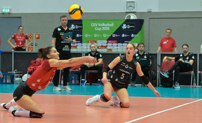 13.11.2024, Dresdens Stamatia Kyparissi, lks., und Dresdens Patricia Nestler bei der Annahme, Volleyball, CEV-Cup, Europapokal, Dresdner SC - Vandoeuvre Nancy VB, (c) Dresden Deutschland