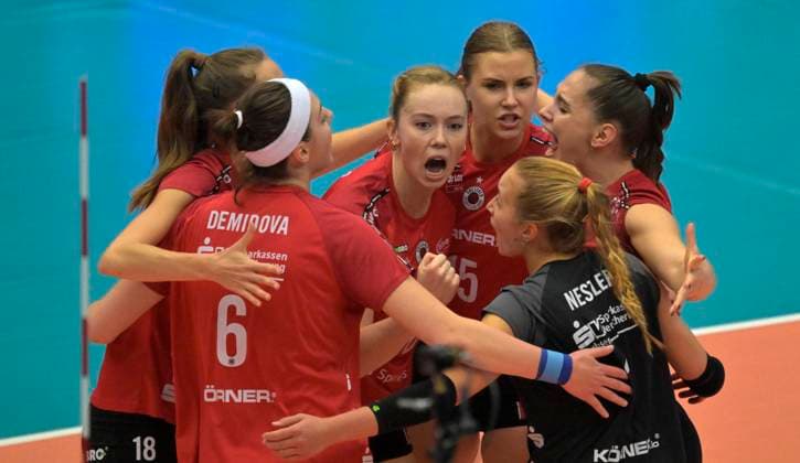 13.11.2024, Dresdens Team nach einem Punkt, Mitte Dresdens Emma Clothier, Volleyball, CEV-Cup, Europapokal, Dresdner SC - Vandoeuvre Nancy VB 0:3, (c) Dresden Deutschland