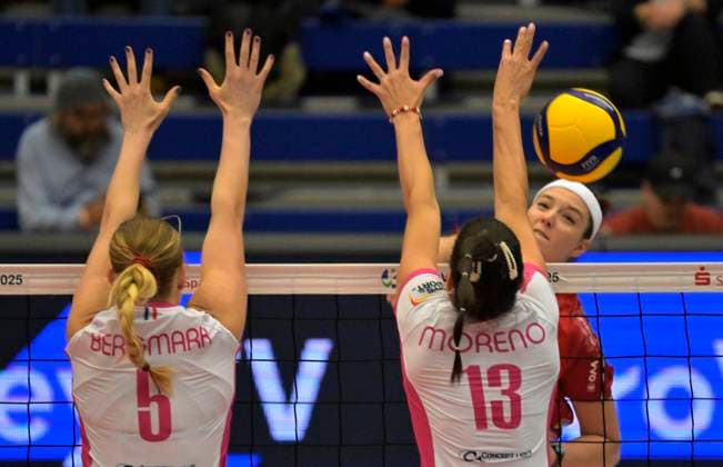 13.11.2024, Dresdens Victoria Demidova gegen Nancys Isabella Bermark und Gretell Morena, Volleyball, CEV-Cup, Europapokal, Dresdner SC - Vandoeuvre Nancy VB 0:3, (c) Dresden Deutschland