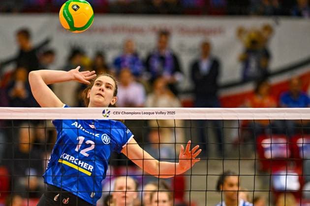 CL Allianz MTV Stuttgart - Savino Del Bene Scandicci 13.11.2024 Champions League, Volleyball, Damen, Saison 2024 25, Allianz MTV Stuttgart (in Blau) vs Savino Del Bene Scandicci (ITA, in Weiss), Lucia Varela Copyright: xBEAUTIFULxSPORTS TomxBlochx