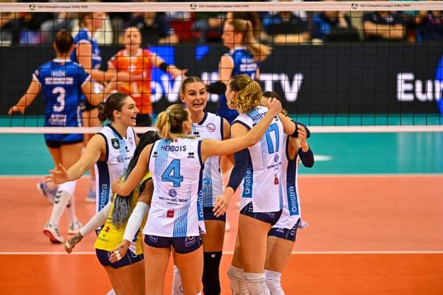CL Allianz MTV Stuttgart - Savino Del Bene Scandicci 13.11.2024 Champions League, Volleyball, Damen, Saison 2024 25, Allianz MTV Stuttgart (in Blau) vs Savino Del Bene Scandicci (ITA, in Weiss), Scandicci jubelt, in der Mitte Indy Baijens, Copyright: xBEAUTIFULxSPORTS TomxBlochx