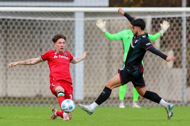 Germany, Hannover, 14.11.2024, Nachwuchsleistungszentrum NLZ, Hannover 96 vs 1. FC Magdeburg - Friendly match, Jannik Rochelt (Hannover 96) und Abu-Bekir Oemer El-Zein (1. FC Magdeburg) battle for the ball Hannover Nachwuchsleistungszentrum NLZ Germany