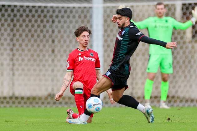 Germany, Hannover, 14.11.2024, Nachwuchsleistungszentrum NLZ, Hannover 96 vs 1. FC Magdeburg - Friendly match, Jannik Rochelt (Hannover 96) und Abu-Bekir Oemer El-Zein (1. FC Magdeburg) battle for the ball Hannover Nachwuchsleistungszentrum NLZ Germany