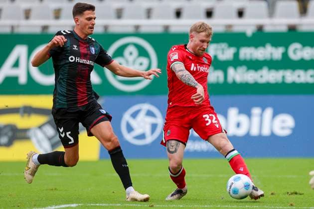 Germany, Hannover, 14.11.2024, Nachwuchsleistungszentrum NLZ, Hannover 96 vs 1. FC Magdeburg - Friendly match, Tobias Mueller (1. FC Magdeburg) und Andreas Voglsammer (Hannover 96) battle for the ball Hannover Nachwuchsleistungszentrum NLZ Germany