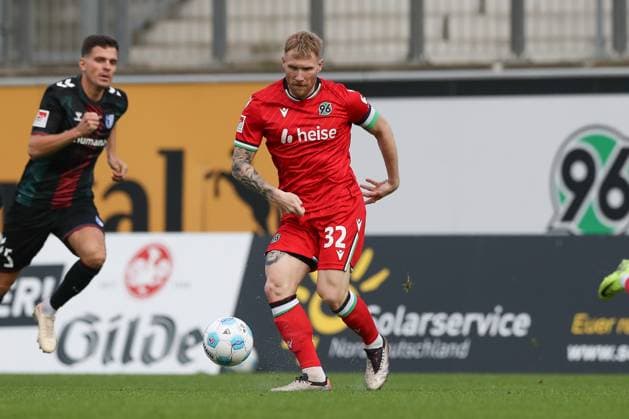 14.11.2024, xtgx, Fussball - Testspiel, Hannover 96 - 1.FC Magdeburg emspor, v.l. Andreas Voglsammer (Hannover, 32) am Ball, plays the ball (DFL DFB REGULATIONS PROHIBIT ANY USE OF PHOTOGRAPHS as IMAGE SEQUENCES and or QUASI-VIDEO) Hannover