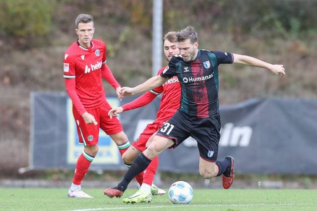 14.11.2024, xtgx, Fussball - Testspiel, Hannover 96 - 1.FC Magdeburg emspor, v.l. Robert Leipertz (Magdeburg, 31) am Ball, plays the ball (DFL DFB REGULATIONS PROHIBIT ANY USE OF PHOTOGRAPHS as IMAGE SEQUENCES and or QUASI-VIDEO) Hannover