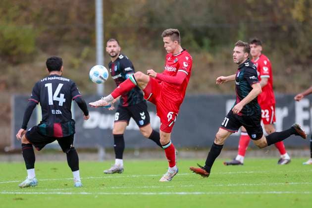 Germany, Hannover, 14.11.2024, Nachwuchsleistungszentrum NLZ, Hannover 96 vs 1. FC Magdeburg - Friendly match, Abu-Bekir Oemer El-Zein (1. FC Magdeburg), Fabian Kunze (Hannover 96) und Robert Leipertz (1. FC Magdeburg) battle for the ball Hannover Nachwuchsleistungszentrum NLZ Germany