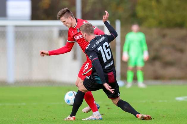 Germany, Hannover, 14.11.2024, Nachwuchsleistungszentrum NLZ, Hannover 96 vs 1. FC Magdeburg - Friendly match, Fabian Kunze (Hannover 96) und Marcus Mathisen (1. FC Magdeburg) battle for the ball Hannover Nachwuchsleistungszentrum NLZ Germany