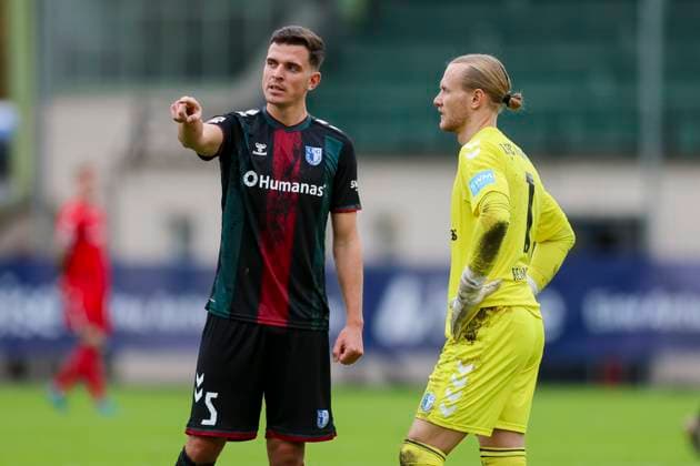 Germany, Hannover, 14.11.2024, Nachwuchsleistungszentrum NLZ, Hannover 96 vs 1. FC Magdeburg - Friendly match, Tobias Mueller (1. FC Magdeburg) und Torhueter Dominik Reimann (1. FC Magdeburg) talk together Hannover Nachwuchsleistungszentrum NLZ Germany